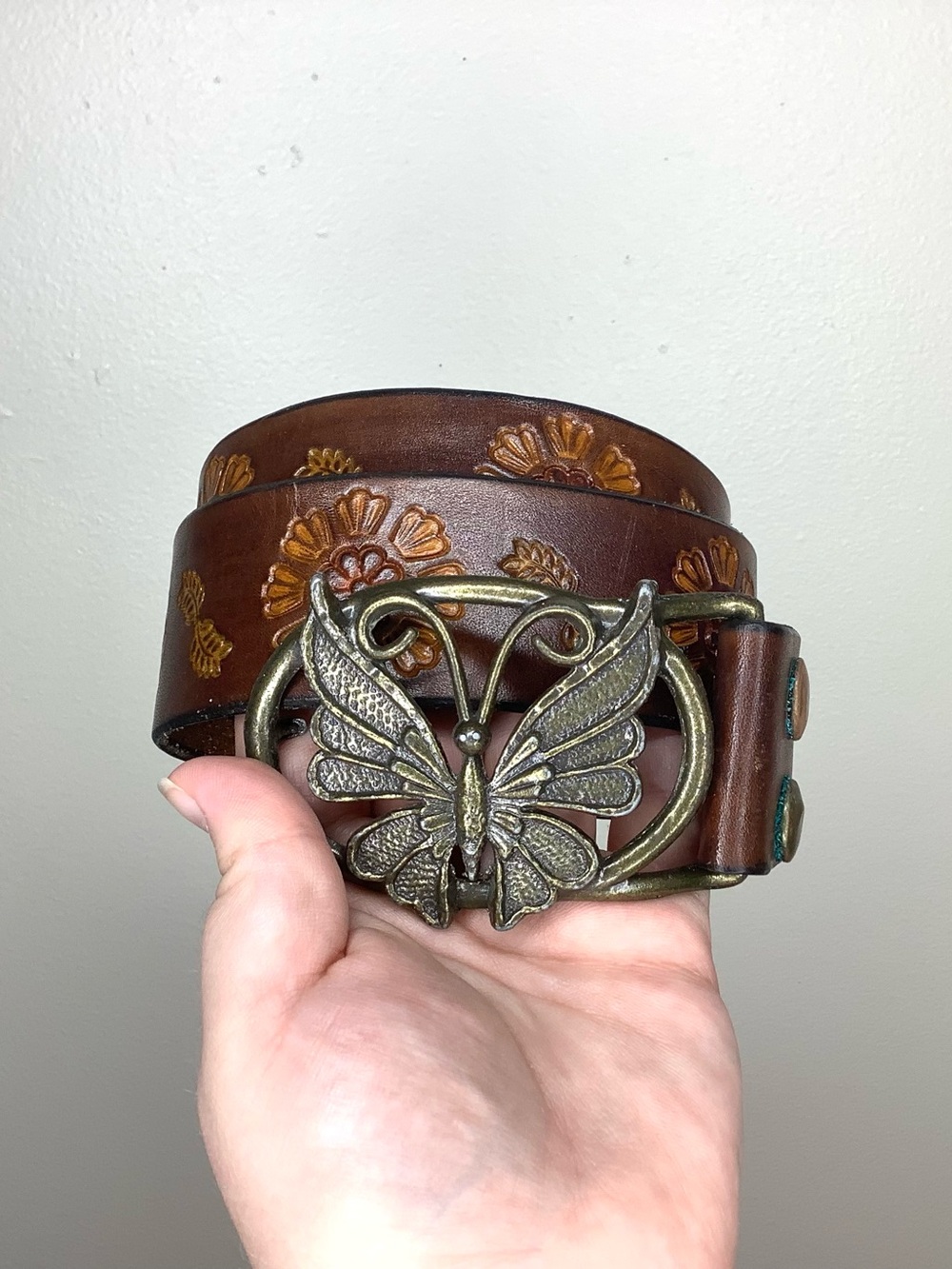< Vintage Floral Embossed Leather Belt With Butterfly Belt Buckle >